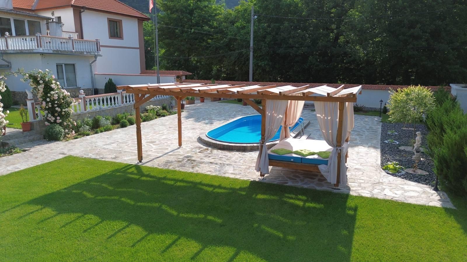 Дворът на Koleff House с басейн, пергола и място за отдих